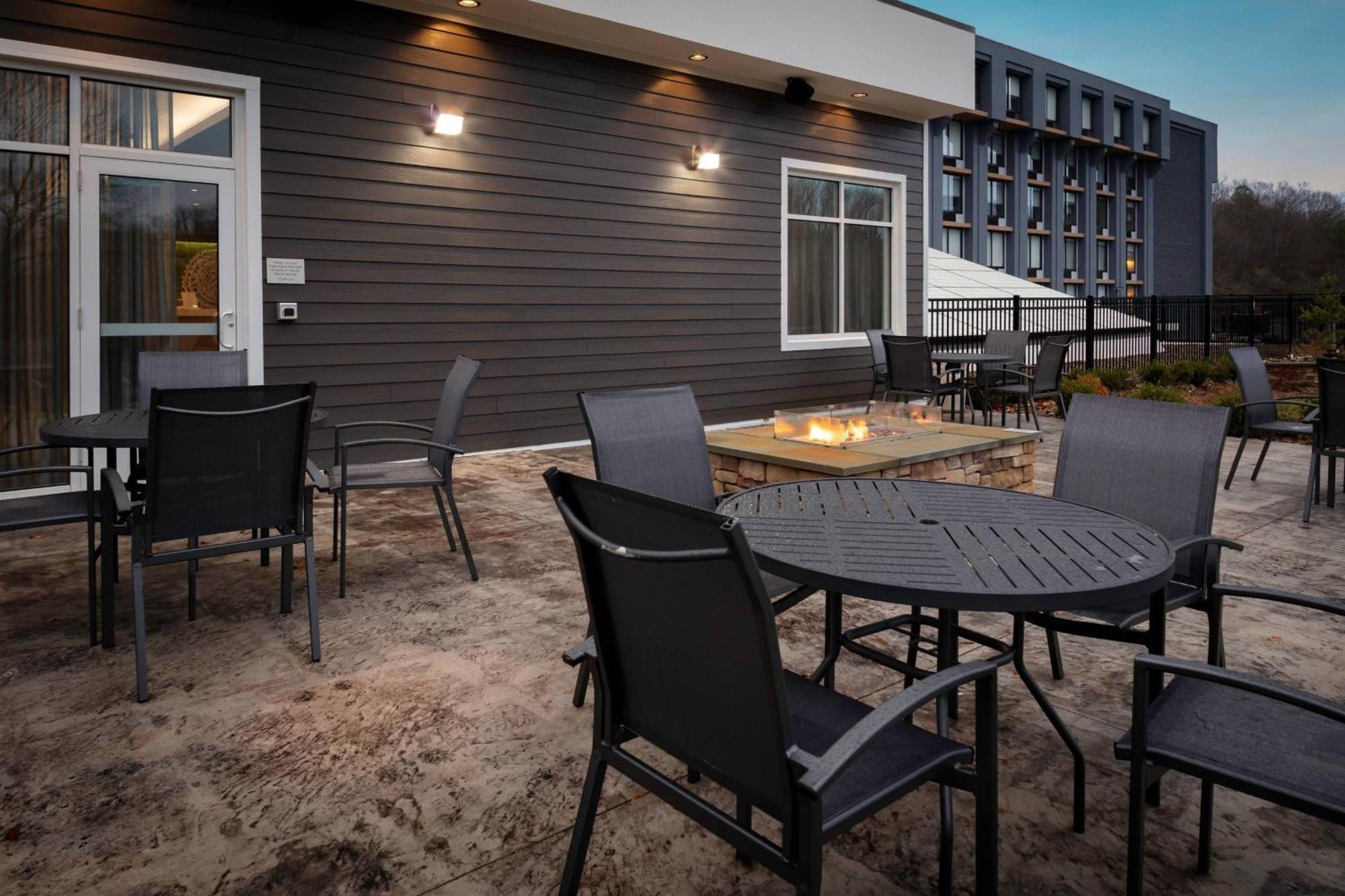 Fairfield Inn & Suites Springfield Enfield Extérieur photo